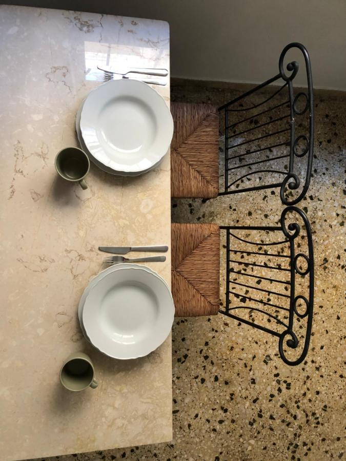 Graffiti Ground Floor Apartment Athena Bagian luar foto